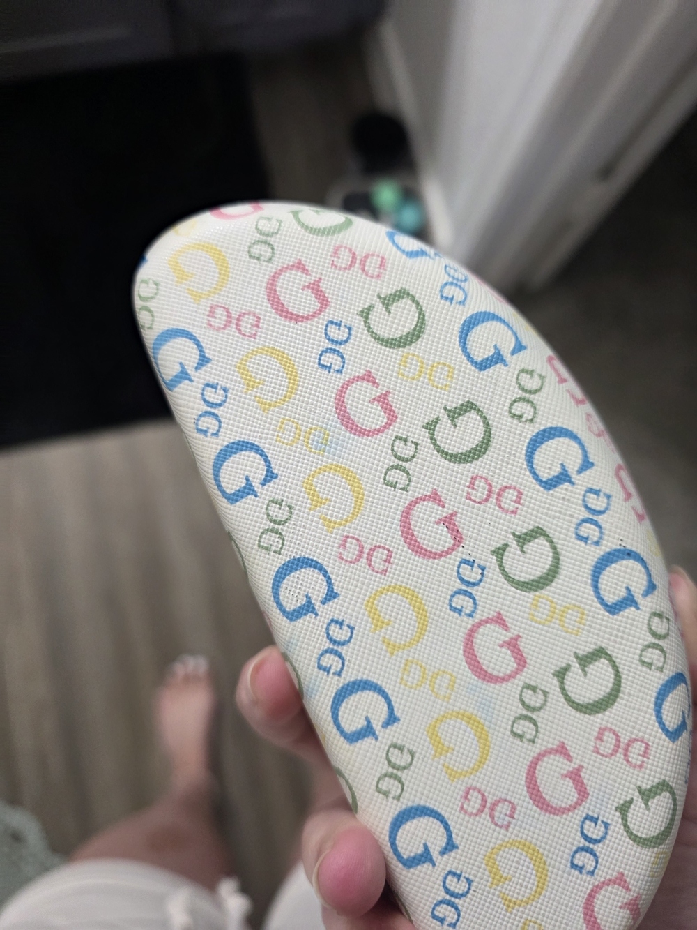 GUESS Logo Pattern Sunglasses Case - Picture 7 of 7